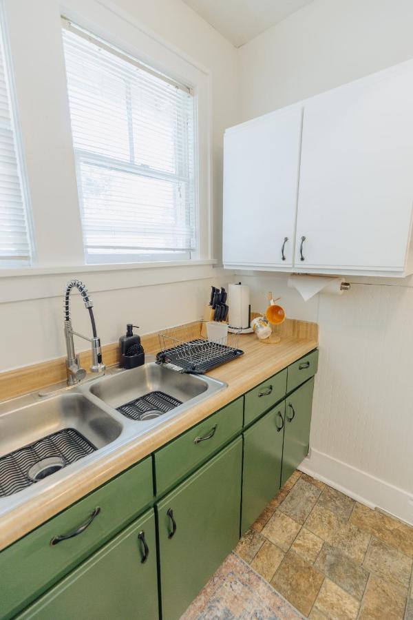 הוילה Historic Revival King Bed Midtown Memphis 70 Fast Wifi Free Parking Yes Pets מראה חיצוני תמונה