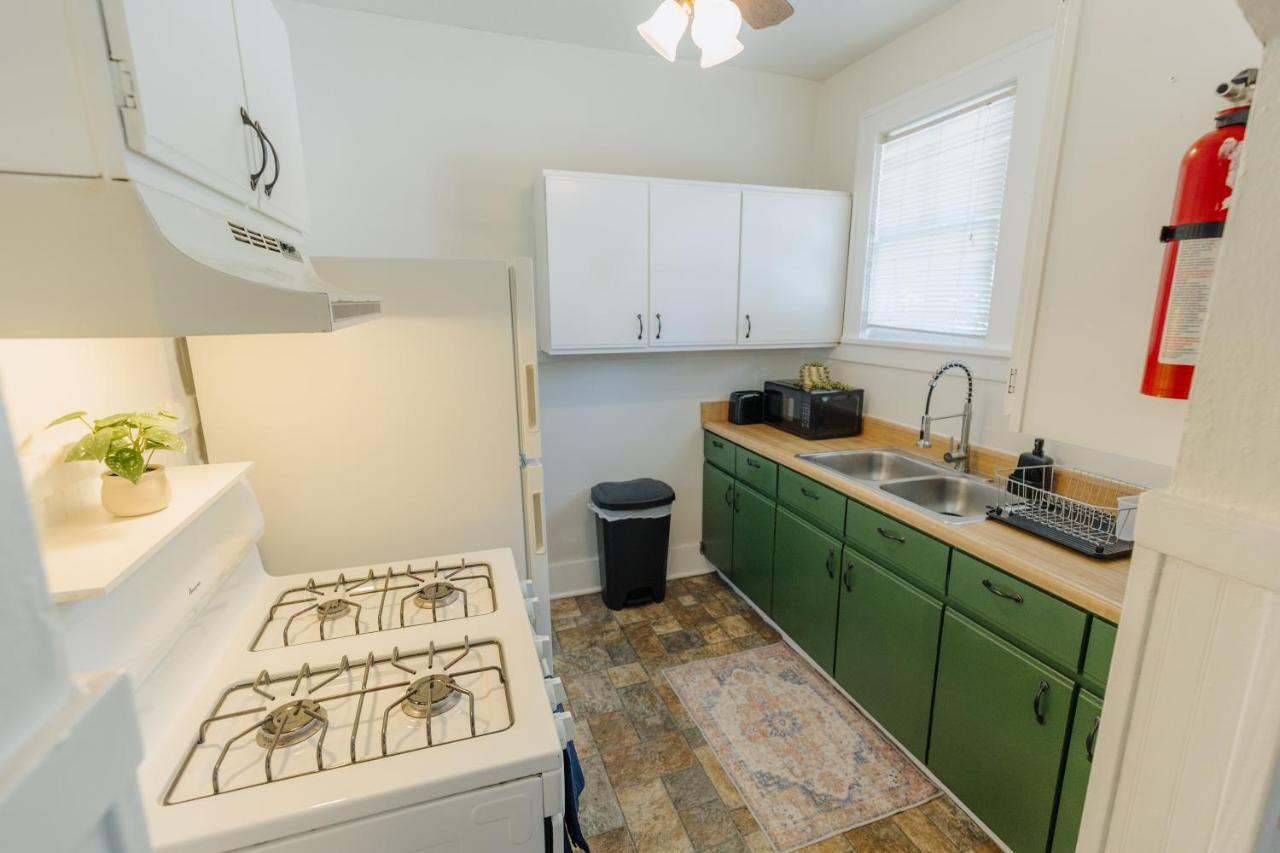הוילה Historic Revival King Bed Midtown Memphis 70 Fast Wifi Free Parking Yes Pets מראה חיצוני תמונה